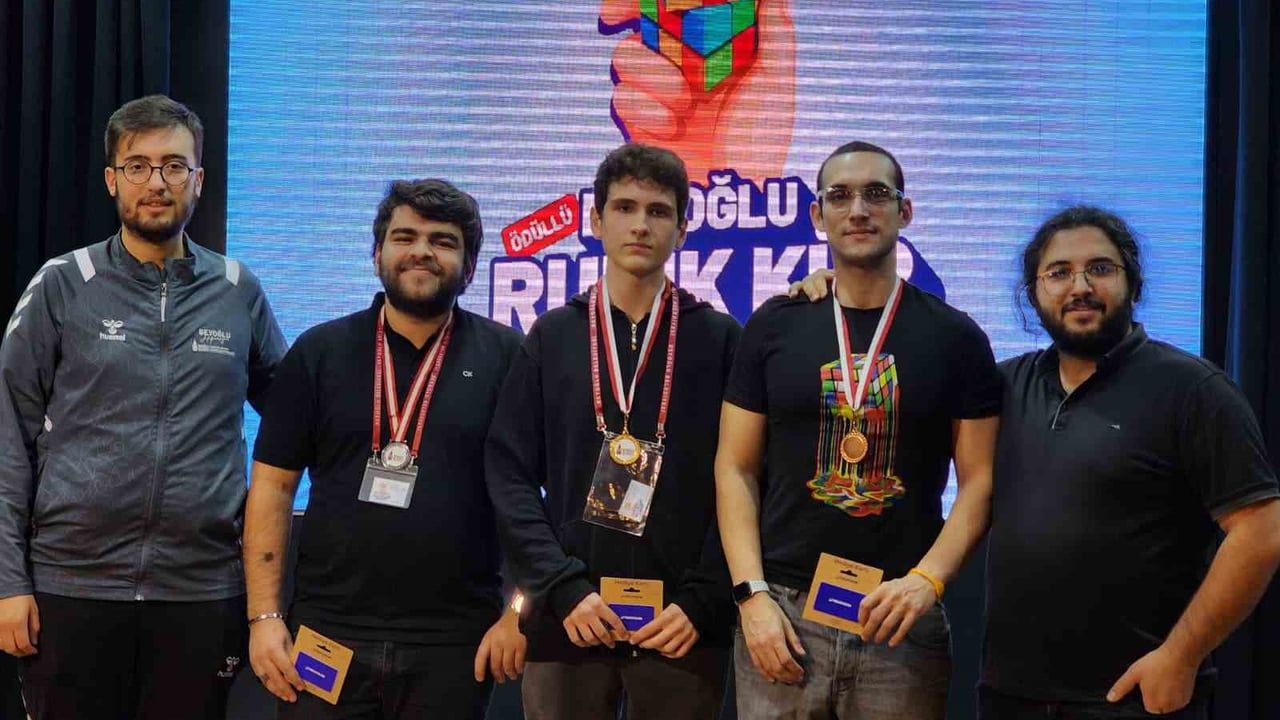 Beyoğlu'nda İlk Rubik Küp Turnuvası Heyecanı