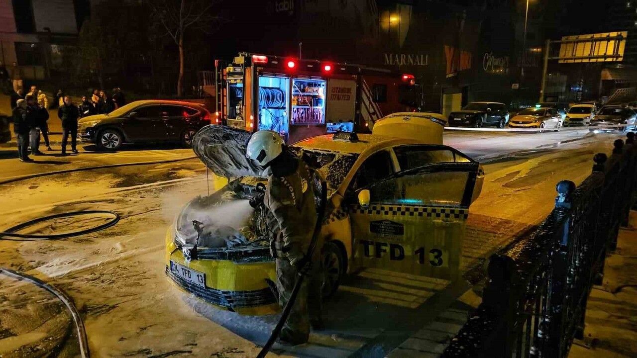 Beyoğlu'nda Seyir Halindeki Ticari Taksi Motor Yangını Çıkardı