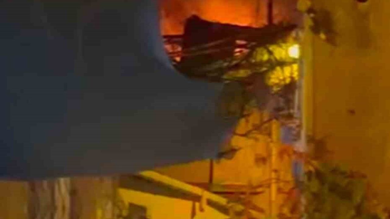 Beyoğlu'nda teras katında çıkan yangın kontrol altına alındı