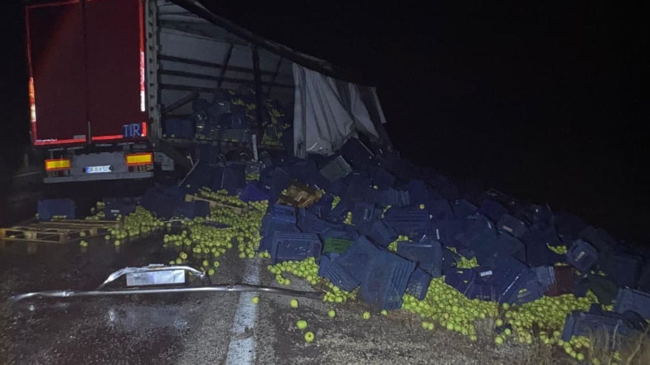 Beyşehir’de Meyve Yüklü Tır Bariyerlere Çarptı: 1 Yaralı