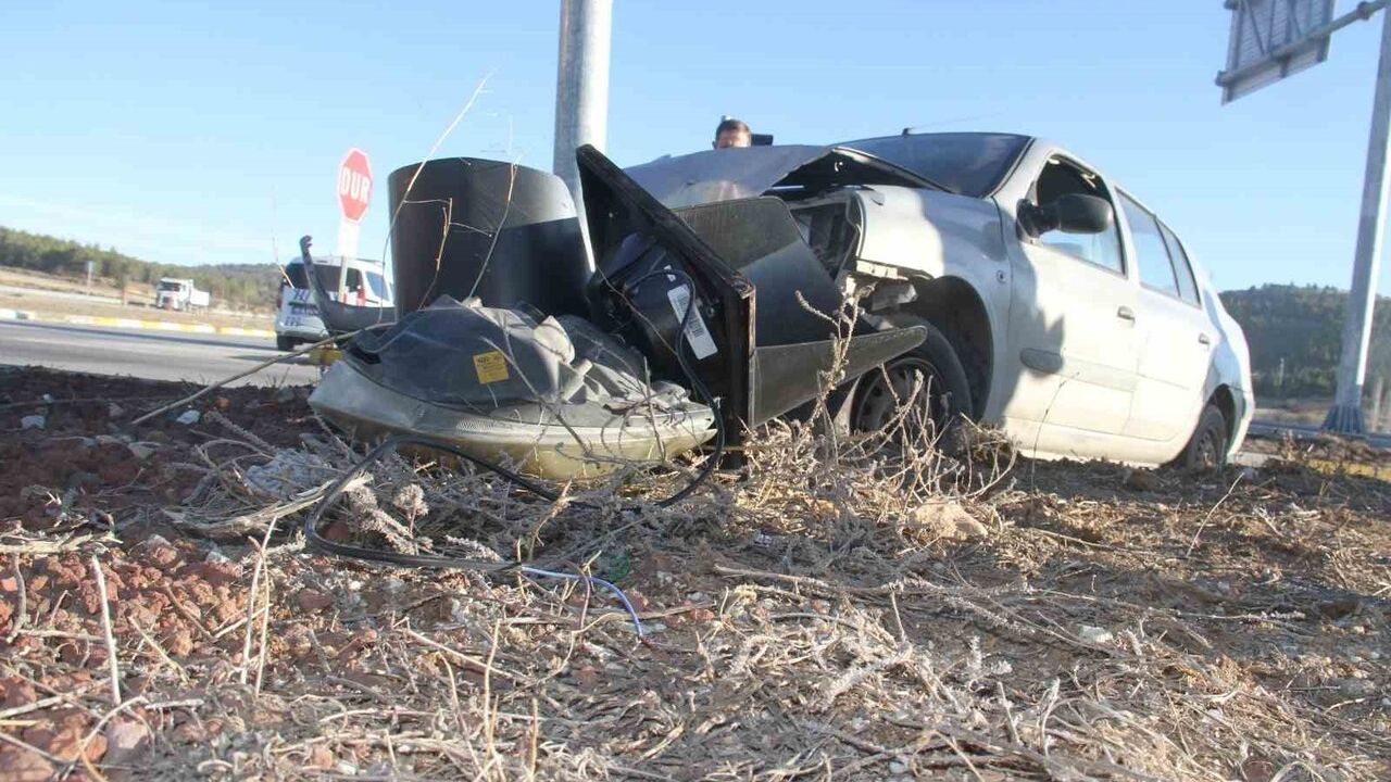 Beyşehir'de otomobil trafik ışığı direğine çarptı: 2 yaralı