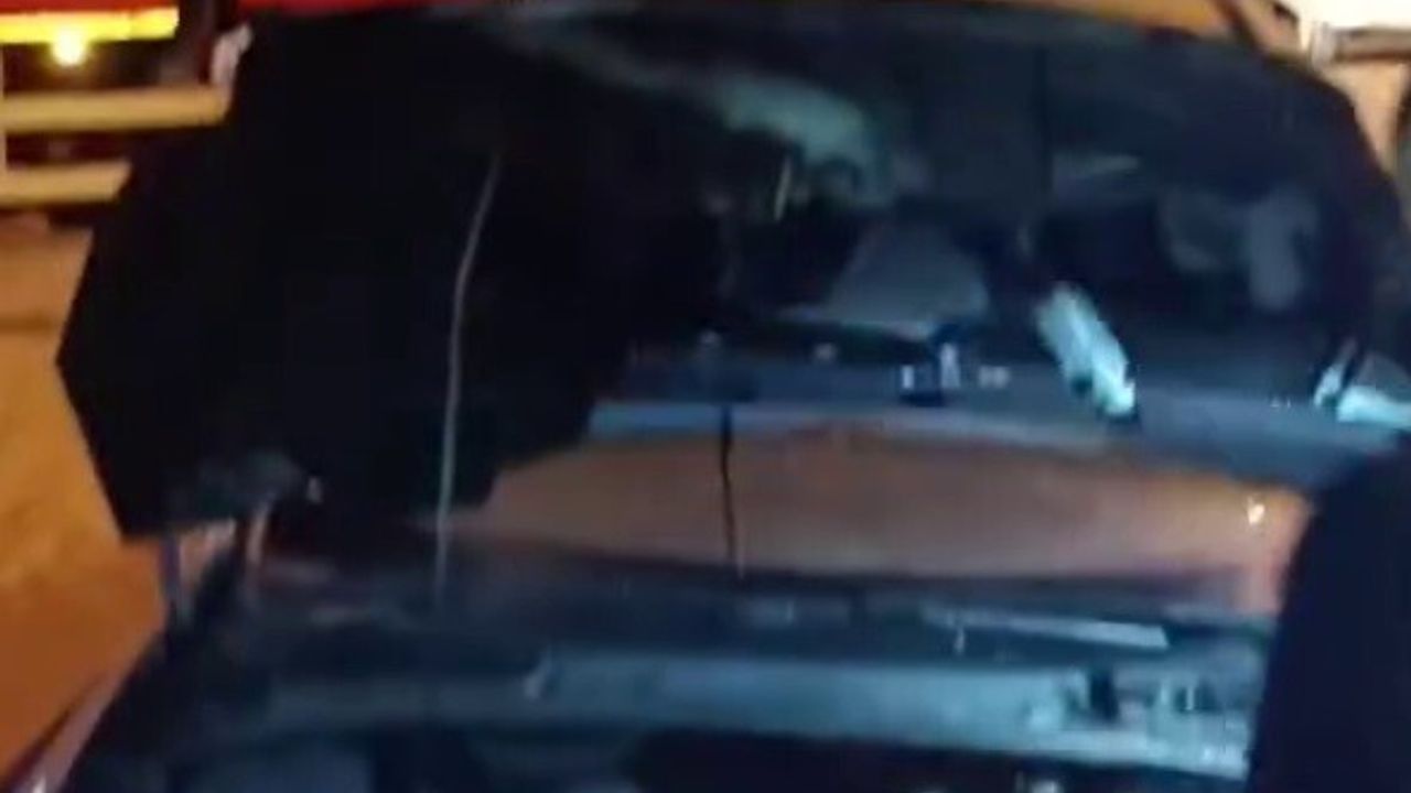 Beyşehir'de park halindeki otomobilin motoru alev aldı