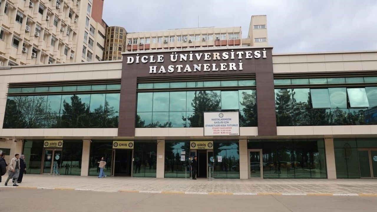 Bıçak parası iddiasıyla yargılanan Doç. Dr. M.T.K. görevine döndü