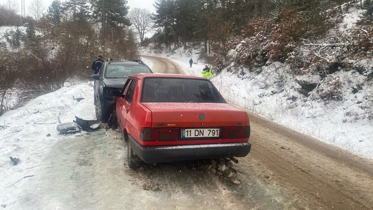 Bilecik Dodurga'da trafik kazası: 4 kişi yaralandı
