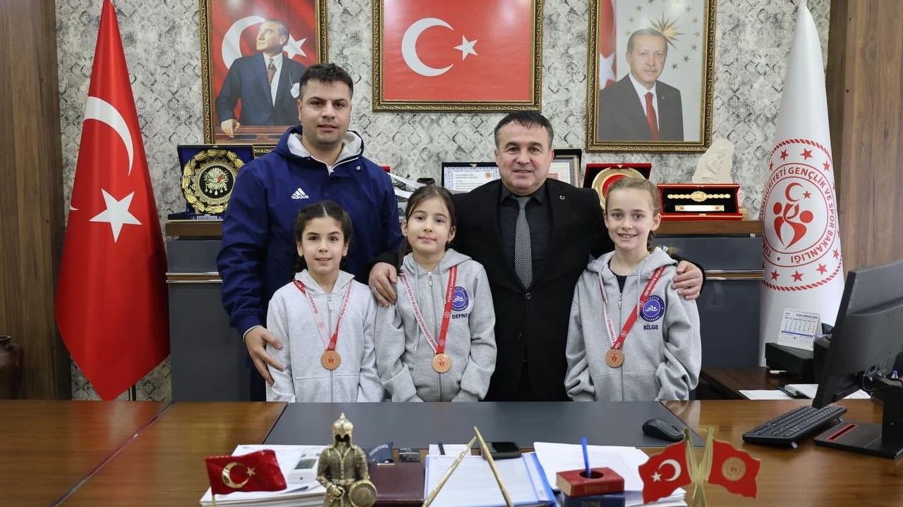 Bilecik'in Dereceye Giren Minik Yüzücüleri İl Müdürünü Ziyaret Etti