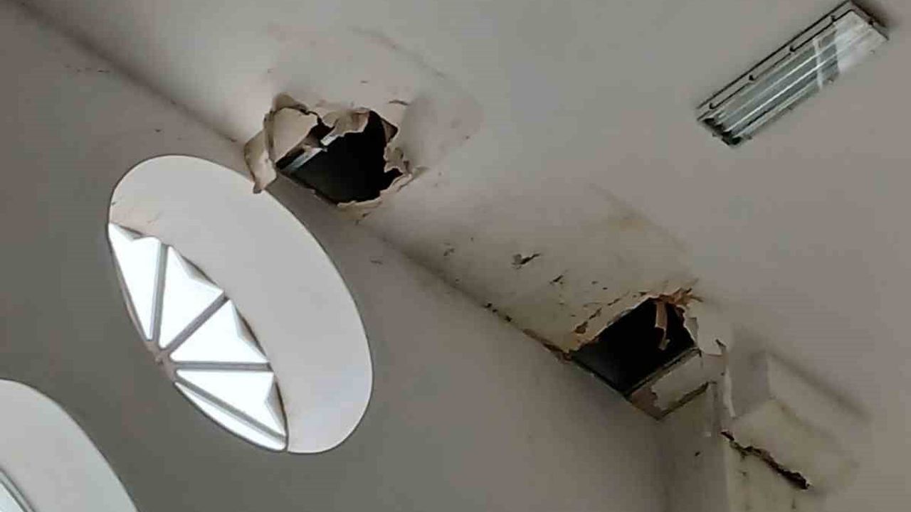 Bilecik Şehirlerarası Otobüs Terminali'nde tavan akıntısı yolcuları mağdur ediyor