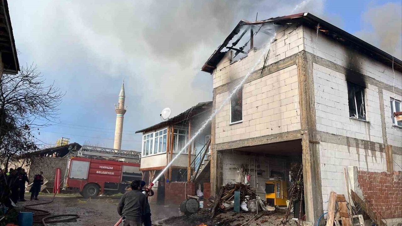 Bilecik'te ahır yangını: 6 büyükbaş ve 40 küçükbaş hayvan son anda kurtarıldı