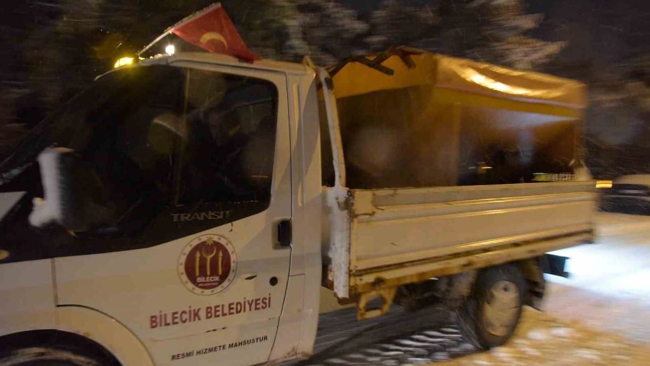 Bilecik'te belediye ekipleri gece boyu karla mücadele etti
