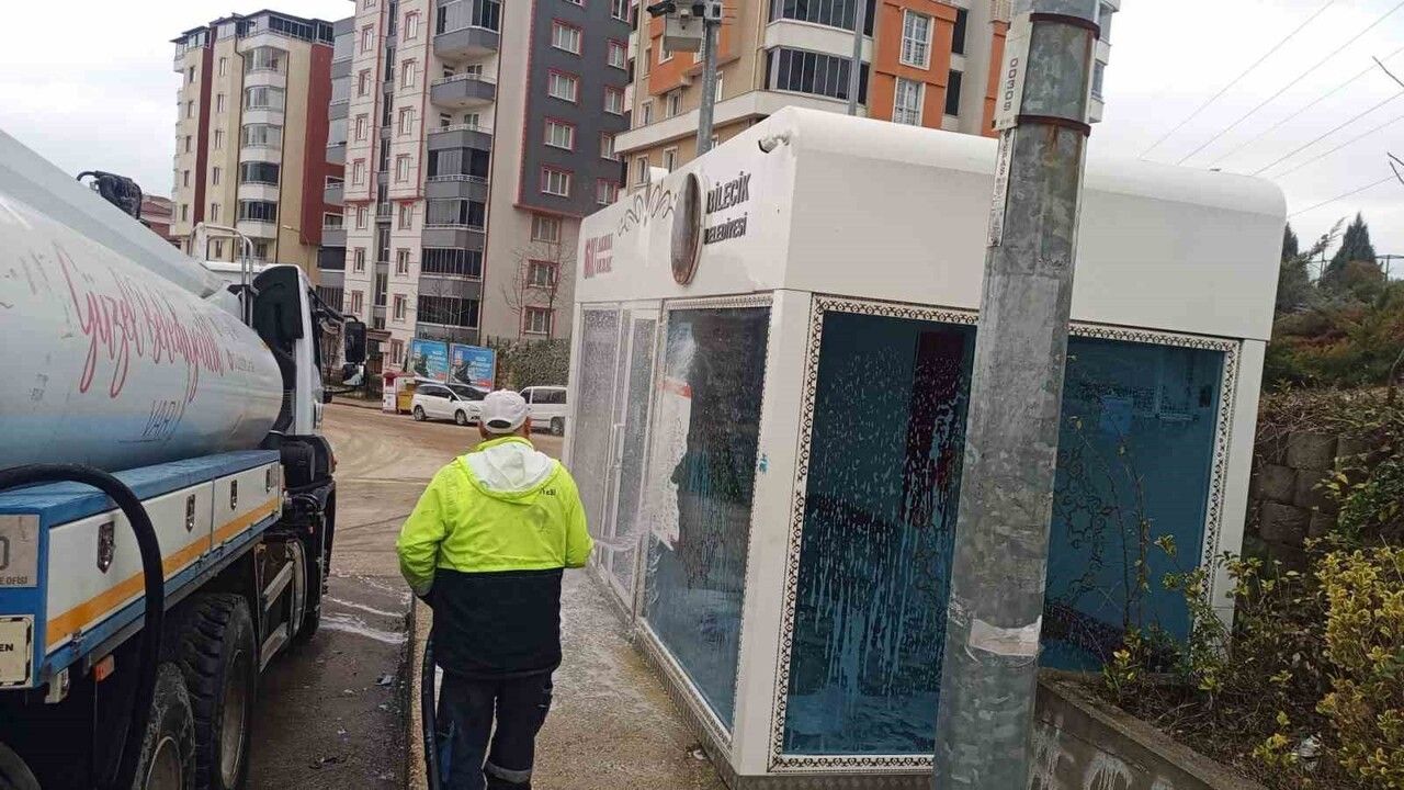 Bilecik’te duraklar yıkanıp bakıma alındı
