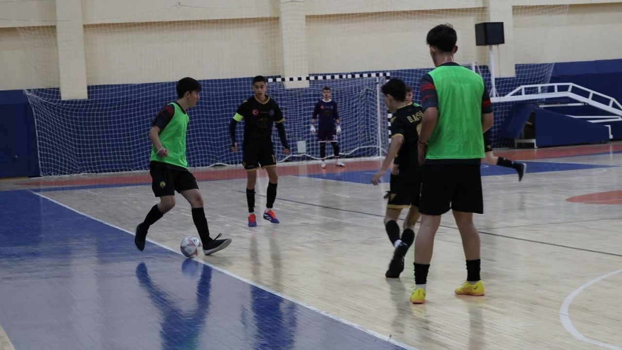 Bilecik'te Genç Erkekler Futsal Müsabakalarında Heyecan