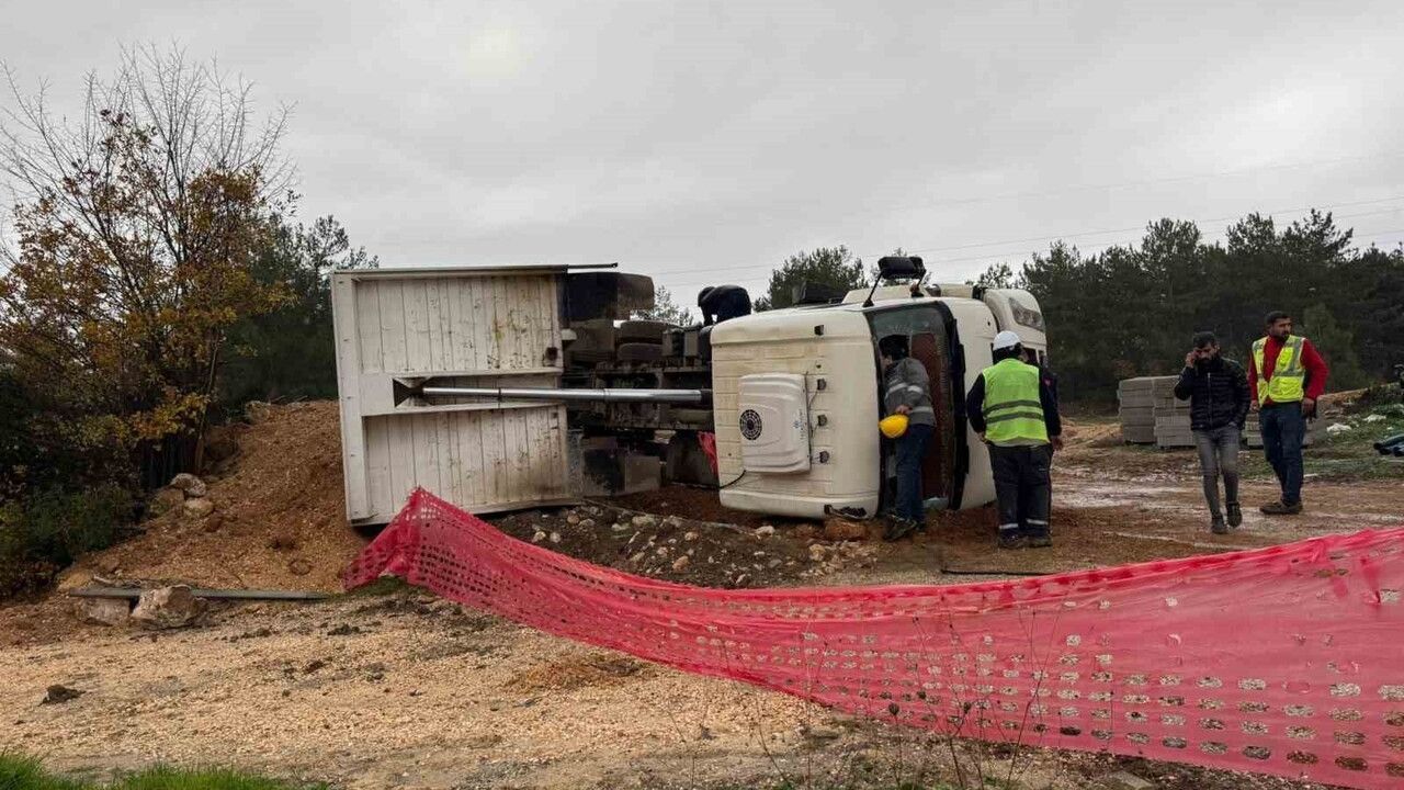 Bilecik'te hafriyat kamyonu devrildi: sürücü araçta sıkıştı