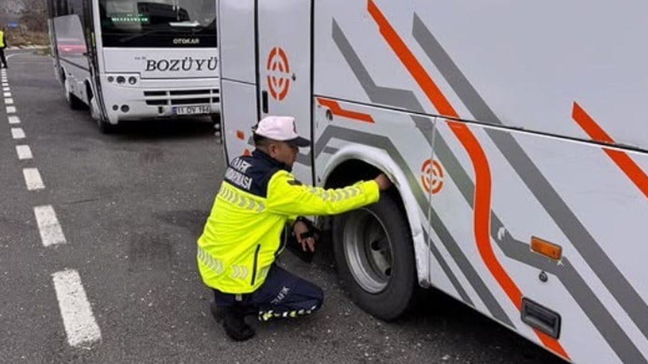Bilecik'te jandarmadan ticari araçlara kış lastiği denetimi