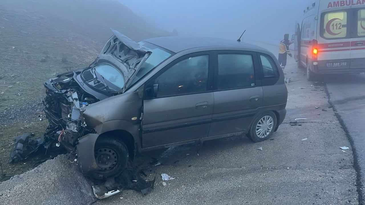 Bilecik’te Kafa Kafaya Çarpışma: 2 Kişi Yaralandı