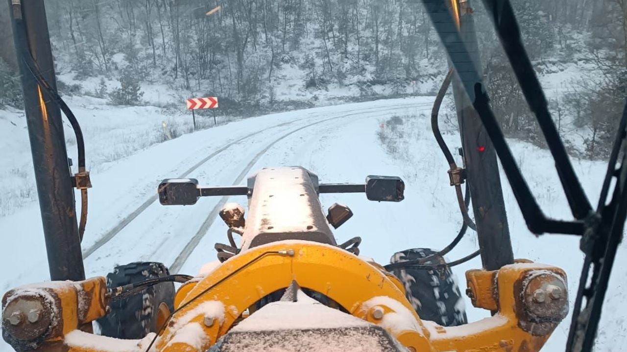 Bilecik'te karla mücadele: İl Özel İdaresi ekipleri 24 saat sahada