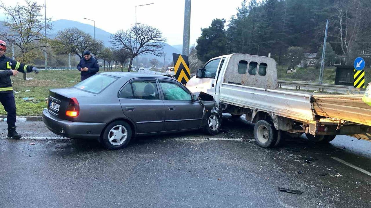 Bilecik'te kavşakta çarpışma: 5 kişi hafif yaralandı