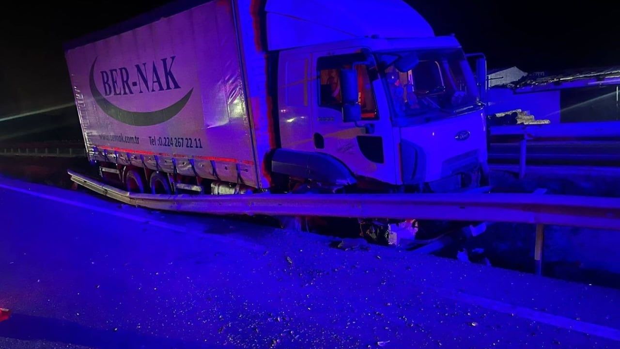 Bilecik'te kontrolden çıkan kamyon orta refüje çarptı, sürücü yaralandı