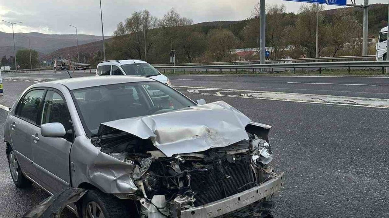 Bilecik'te kontrolden çıkan otomobil beton bariyere çarptı: 2 yaralı