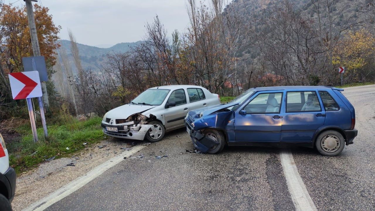 Bilecik’te kontrolden çıkan otomobil karşı şeride geçerek çarpıştı: 1 yaralı