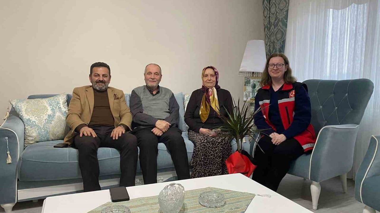 Bilecik’te Nejat İlhan, Tebrik Çiçeklerini Şehit Annelerine Takdim Etti