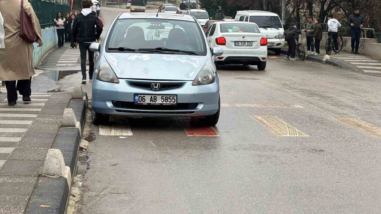 Bilecik'te okul önündeki yaya geçidine park eden araç tepki çekti