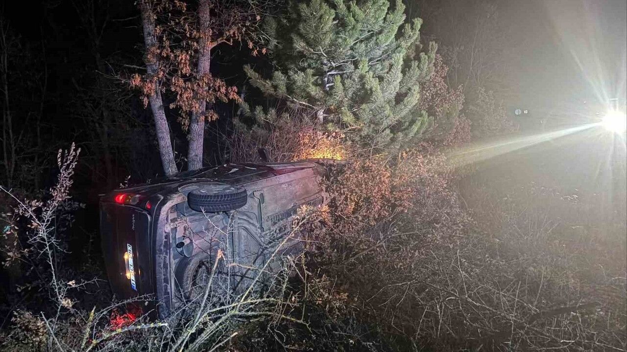 Bilecik'te otomobil şarampole uçtu: 2 kişi yaralandı