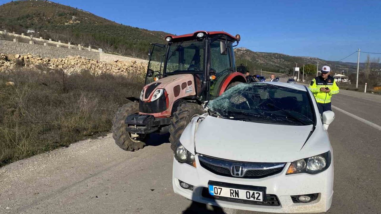 Bilecik'te otomobil-traktör çarpışması: 3 yaralı