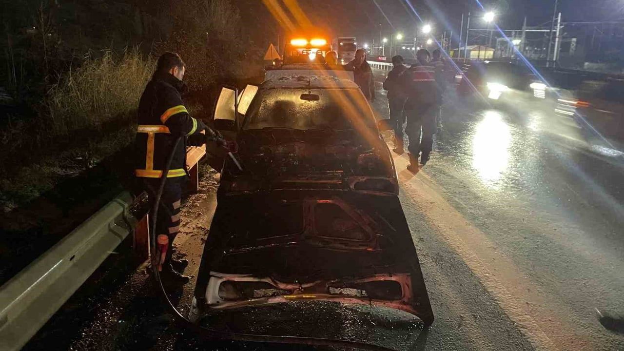 Bilecik'te seyir halindeki otomobil motorundan alev aldı