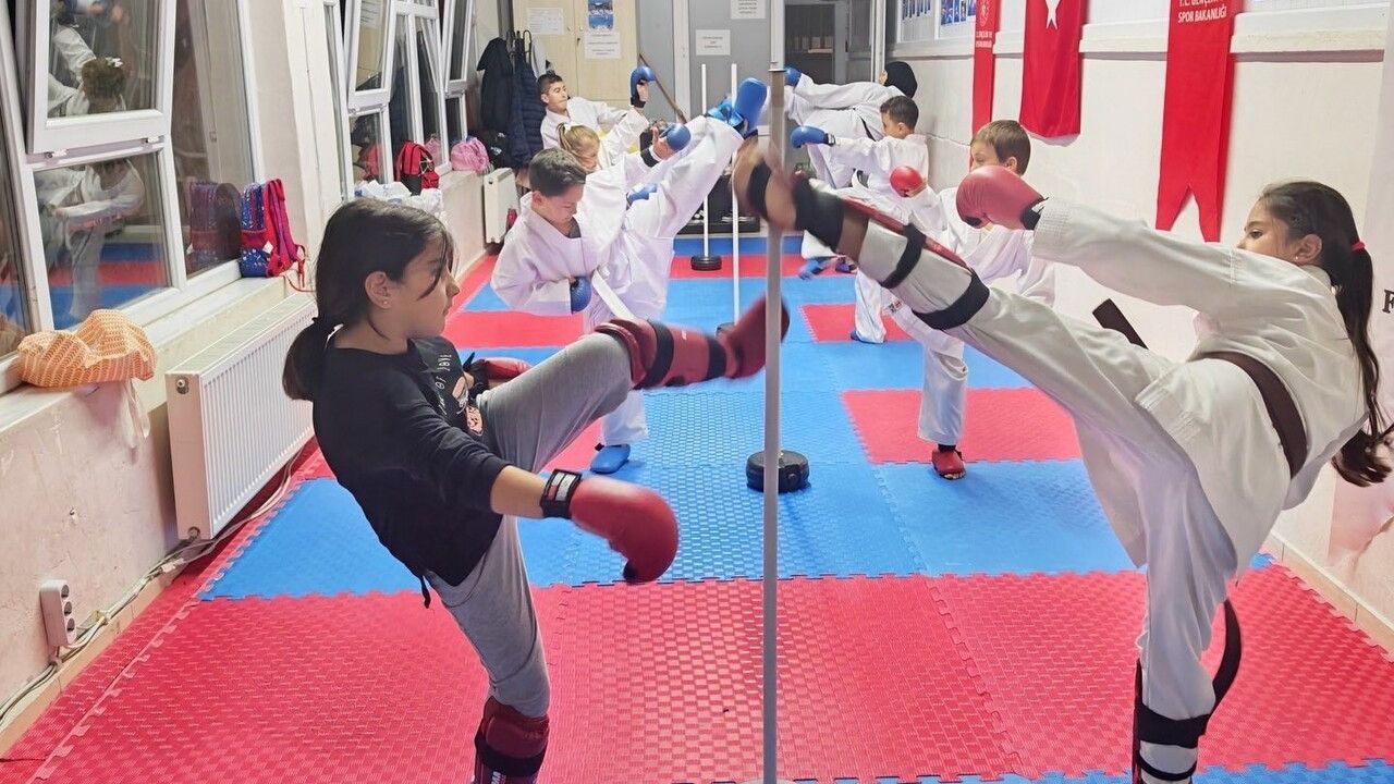 Bilecik'te Spor Okullarında Karate Antrenmanları Yoğun Tempo ile Sürüyor