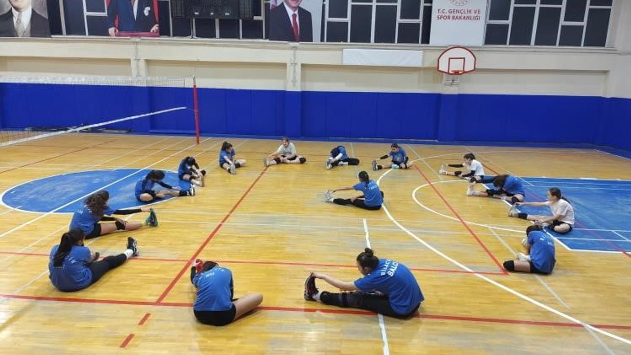 Bilecik'te Spor Okullarında Voleybol Çalışmaları Devam Ediyor