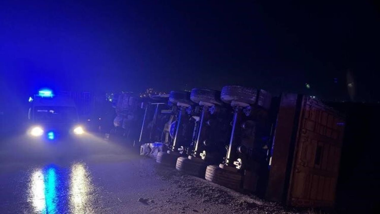 Bilecik'te tır devrildi: sürücü hafif yaralandı