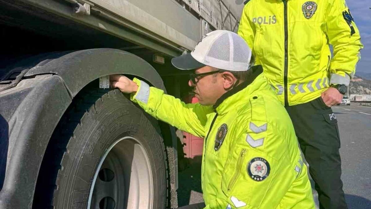Bilecik'te yük ve eşya taşıyan araçlarda kış lastiği denetimleri devam ediyor