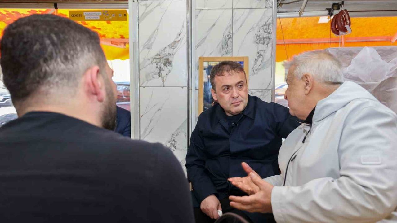 Bilecik Valisi Faik Oktay Sözer, esnafın 1977 tarihli Cuma namazı hikayesini gülerek dinledi