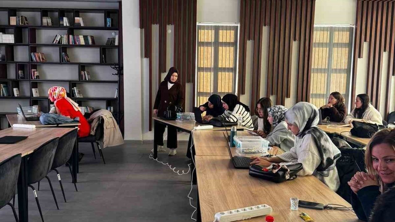 Bilişim Akademisi’nde öğretmen adaylarına robotik kodlama eğitimi