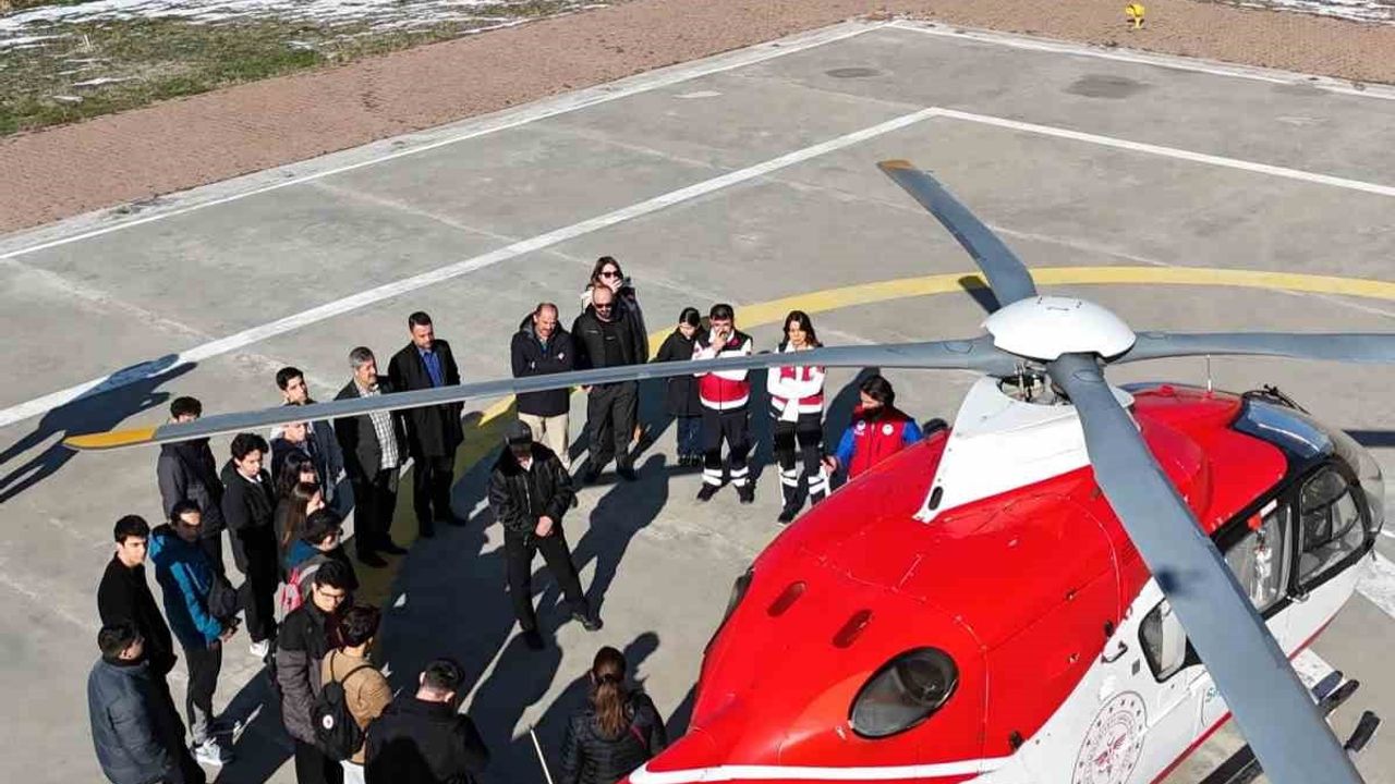 Bilişim Akademisi öğrencileri helikopteri yerinde inceledi