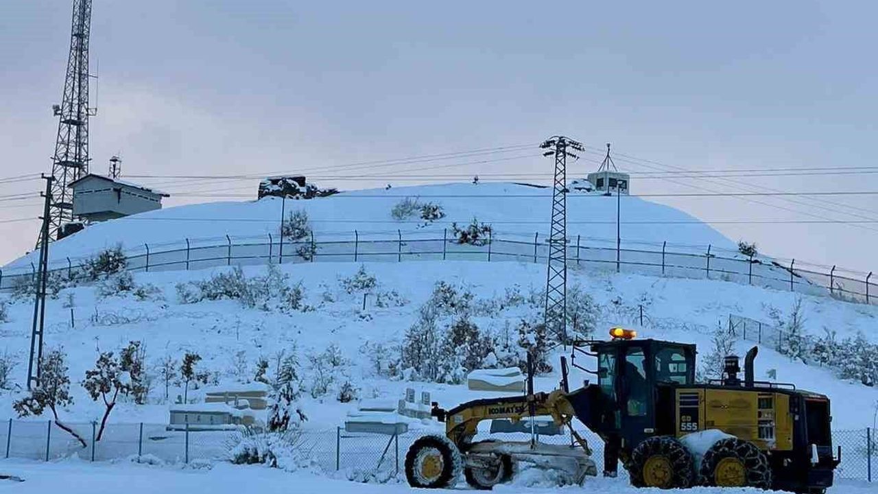 Bingöl'de kar nedeniyle kapanan 75 köy yolunun açılması için çalışmalar sürüyor