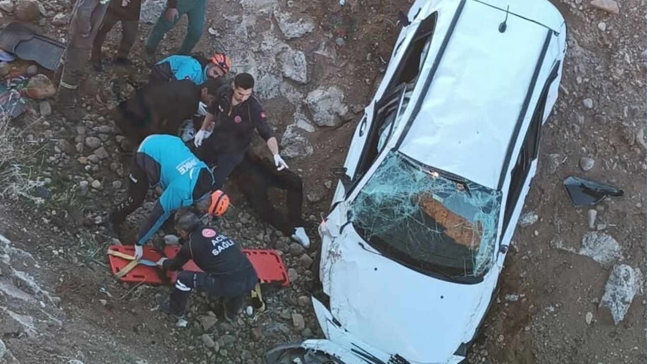 Bingöl'de şarampole yuvarlanan otomobilde 2 yaralı