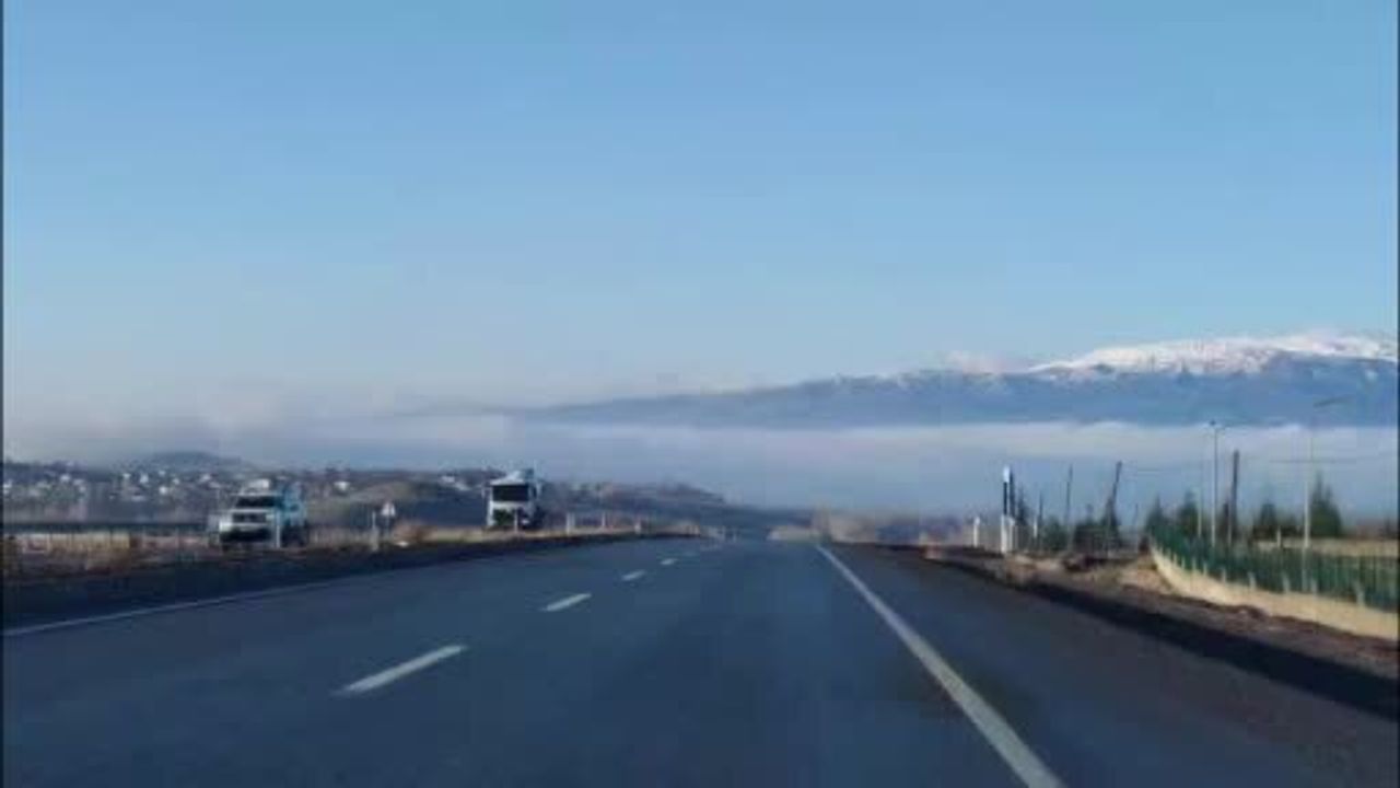 Bingöl'de yoğun sis görüşü düşürdü, yükseklerde kartpostal manzaralar