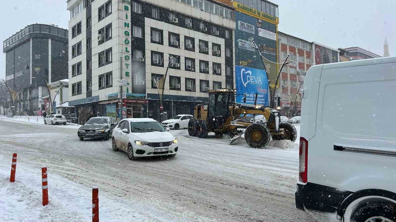 Bingöl merkezinde beklenen kar yağışı etkisini gösterdi