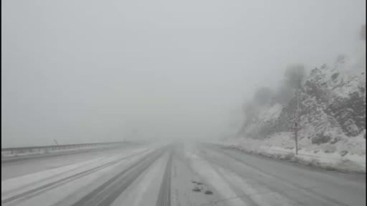 Bingöl'ün yüksek kesimlerinde kar etkili oldu: Araçlar yolda kaldı