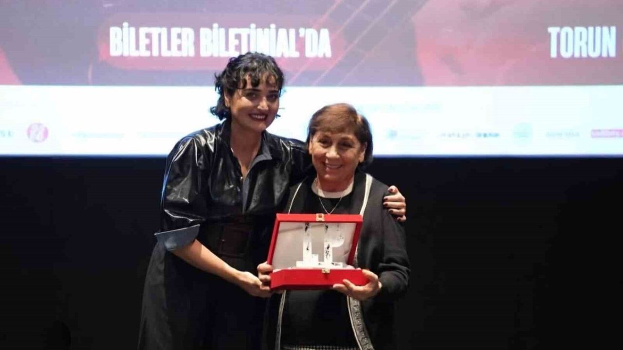 Bir Orkestranın İzinde Long Play'de 'En İyi Belgesel' ödülünü kazandı