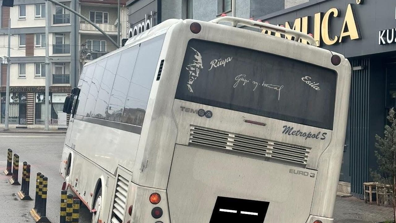 Birlik Caddesi'ndeki çukur minibüsü devrilmekten kurtardı; Tunç belediyeyi eleştirdi