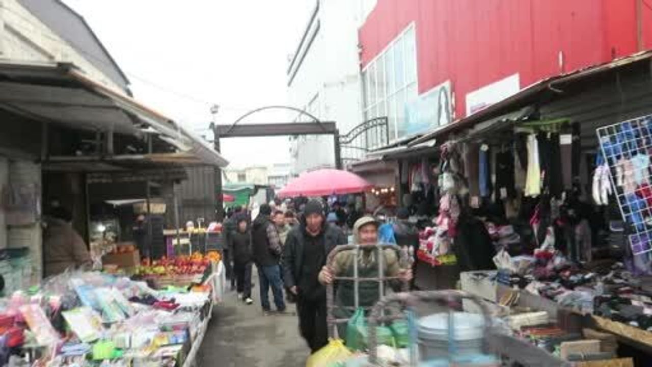 Bişkek Oş Pazarı'nda 'gulboto': Toprak mı takviye mi?