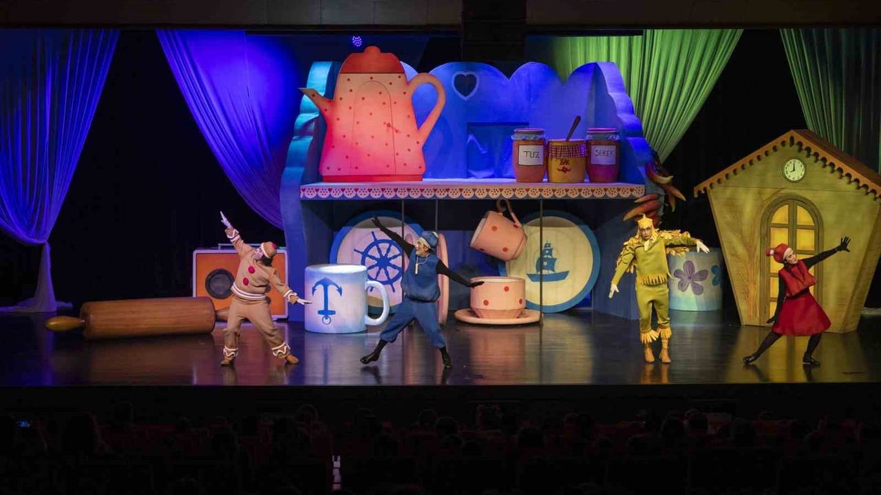 ‘Bisküvi Adam’ Mersin’de prömiyer yaptı, minikler kahkahaya boğuldu