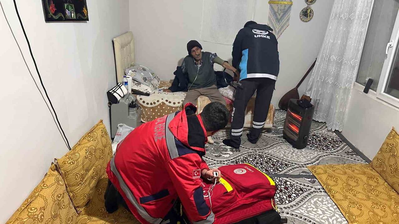 Bismil'de yoğun kar ve buzlanmada UMKE ile sağlık ekipleri hastayı hastaneye ulaştırdı
