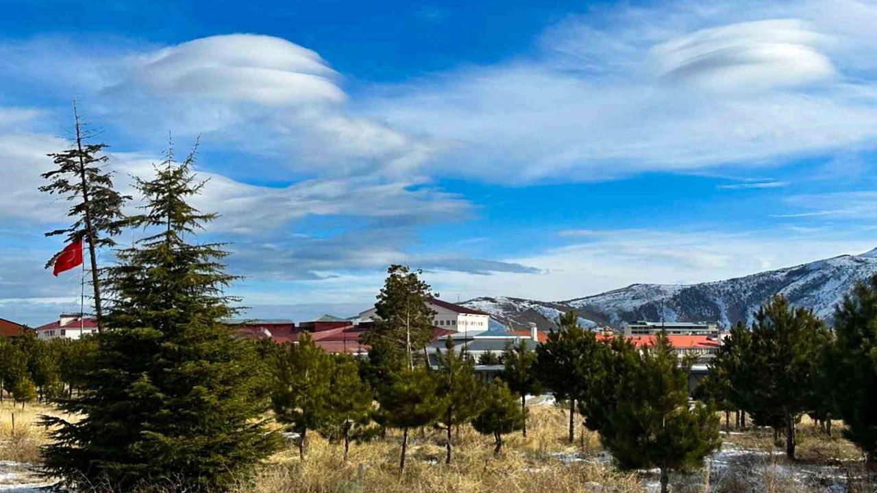 Bitlis semalarında mercek (lentiküler) bulutlar ilgi çekti