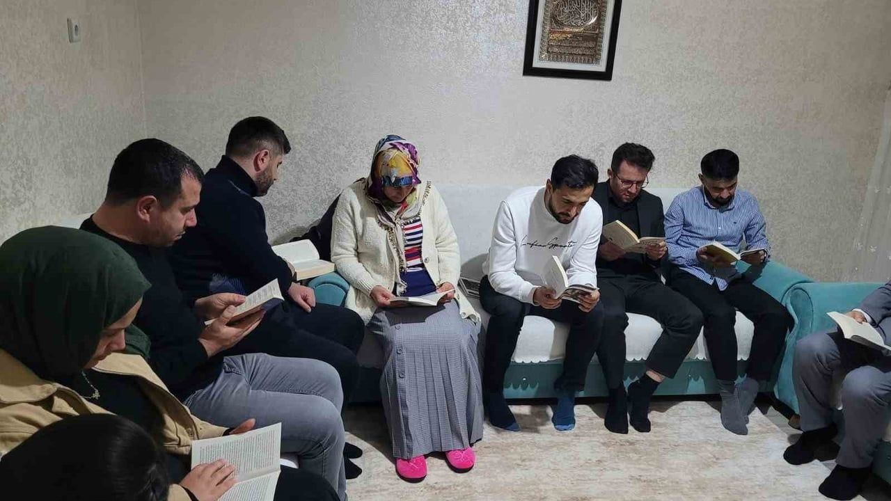 Bitlis'te "Bitlis Ailece Kitap Okuyor" aile ziyareti