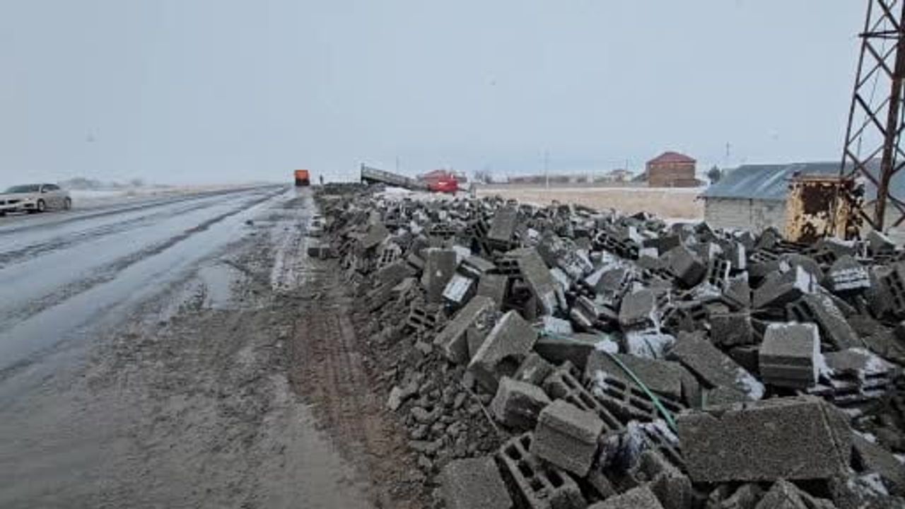 Bitlis'te briket yüklü tır şarampole yuvarlandı: sürücü yaralandı