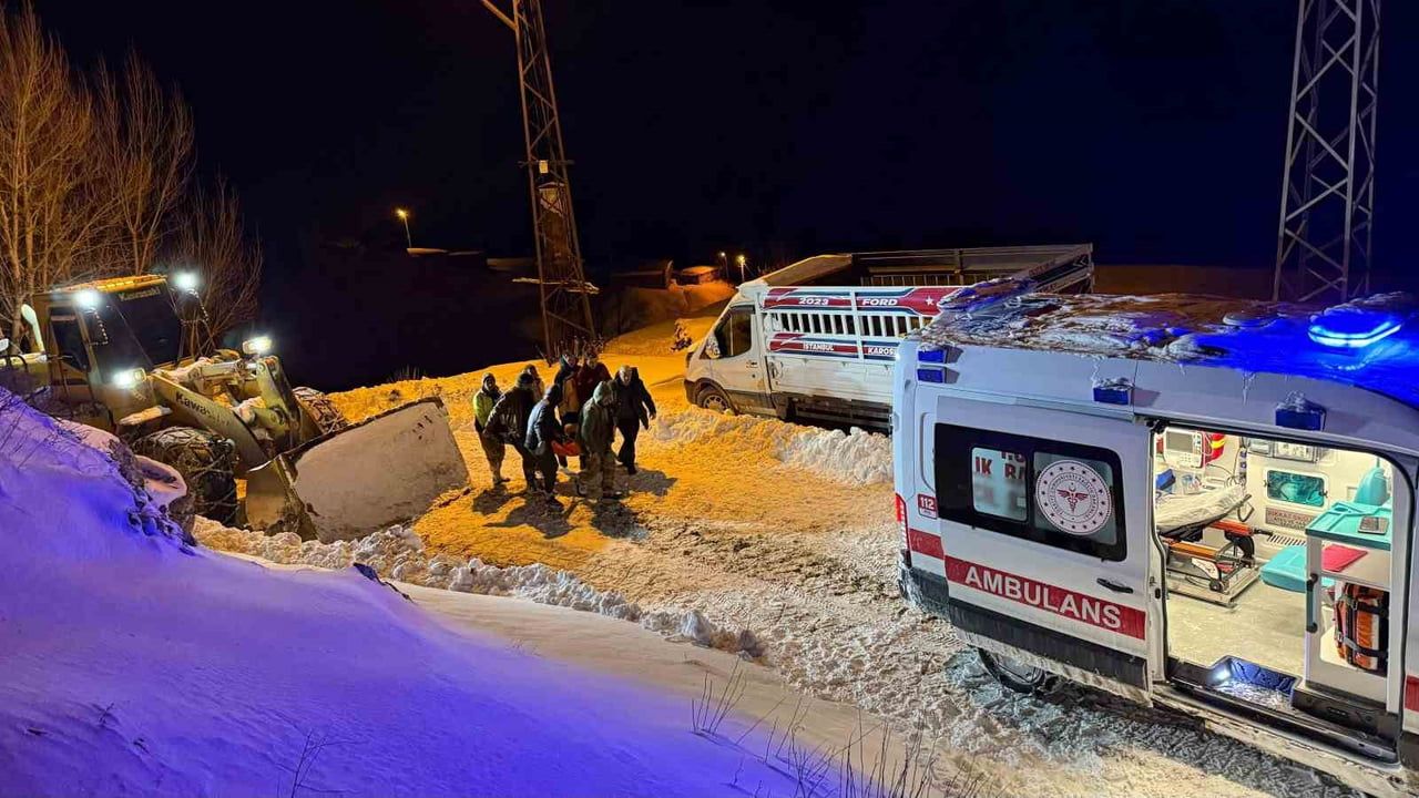 Bitlis'te kar engelini aşan hasta kurtarma operasyonu