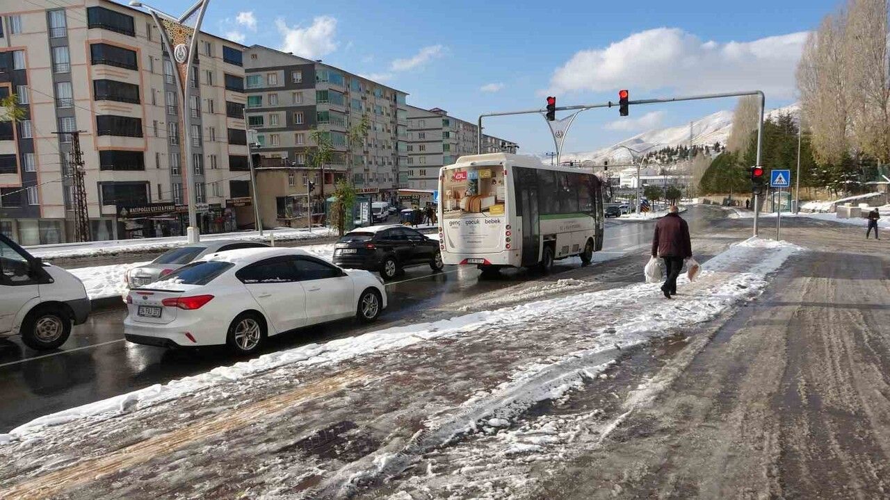 Bitlis'te kar ulaşımı aksattı: 35 köy yolu kapandı, eğitim 1 gün ertelendi