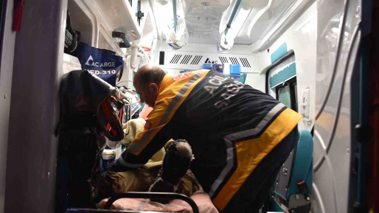 Bitlis'te kardan kapanan yolda 7 aylık bebek için seferberlik